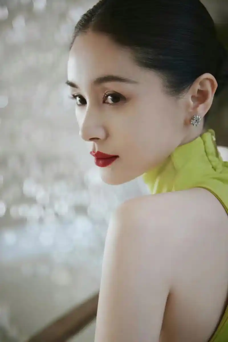 大家喜欢王子文吗,她这一套裙子,大家觉得美不