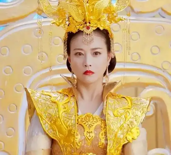 《香蜜沉沉烬如霜》里,周海媚则饰演了一个心肠歹毒的天后"荼姚",她也