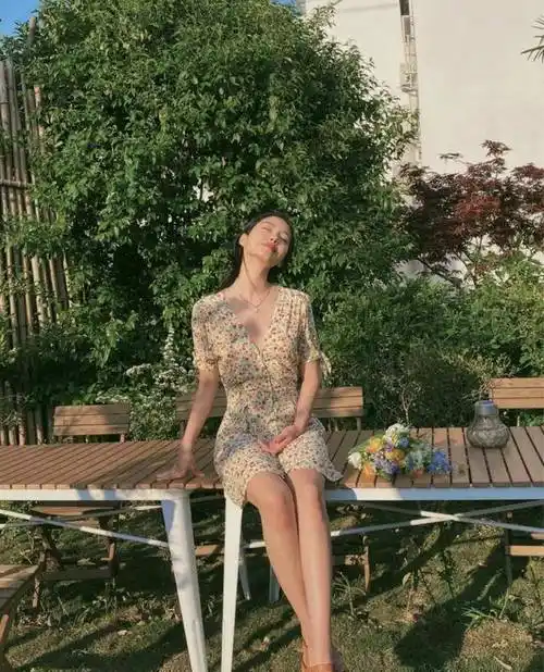 港风美女杨采钰恋上大30岁男友,深v短裙太性感,难怪赢过刘亦菲_显得