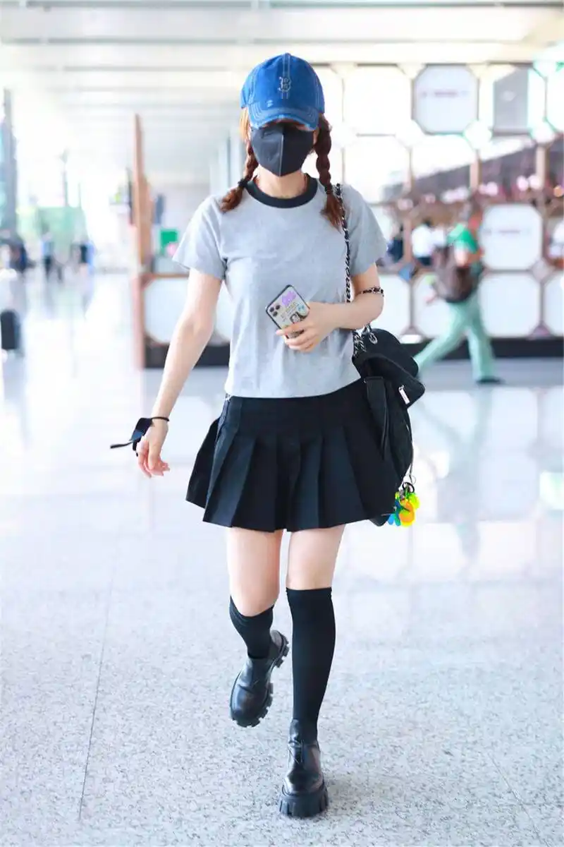 吴昕机场秀女团腿灰t恤百褶裙配双麻花辫妥妥的18岁少女
