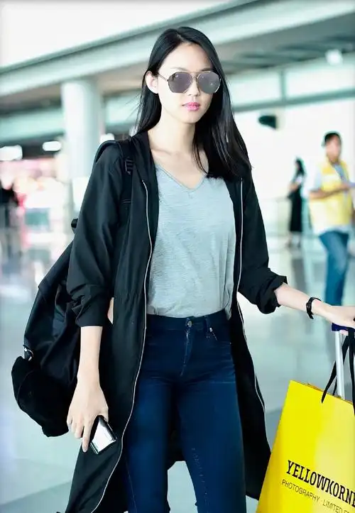 张梓琳身穿休闲装现身机场,t恤穿出强大气场,气质拿捏得真好