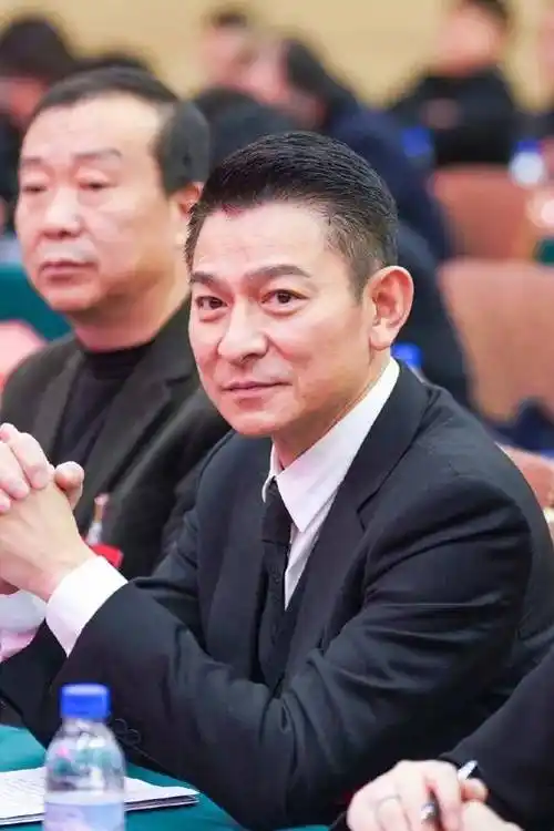 62岁刘德华告诉你:发型一丝不苟,裤子短一截,到老也不油腻_头发_造型