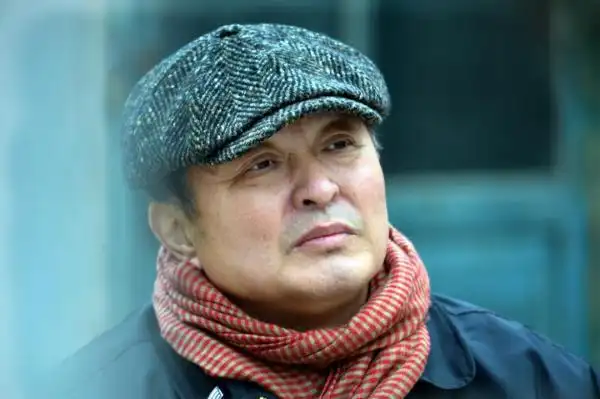 这部剧由著名导演杨亚洲执导,这位50后导演的众多影视作品包括《美丽