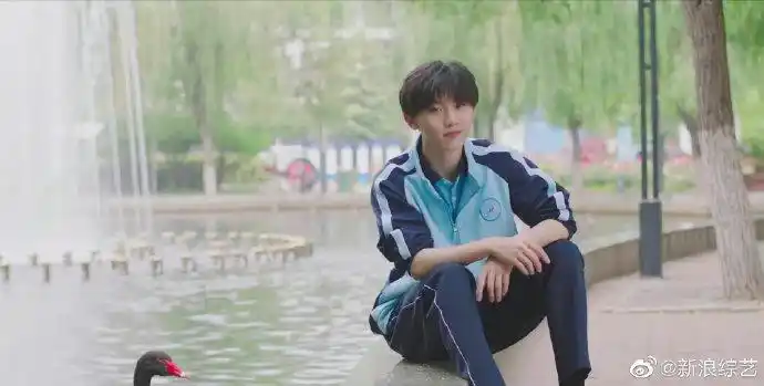 47中宣传片#@时代少年团队长-马嘉祺为学校拍摄宣传片,身穿高中校服