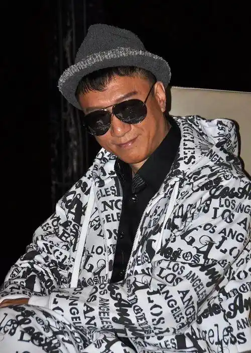 原创孙红雷戴上墨镜太有大哥范儿随便坐着都很霸气太有型了