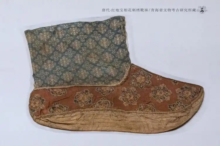 唐代的红地宝相花刺绣靴袜