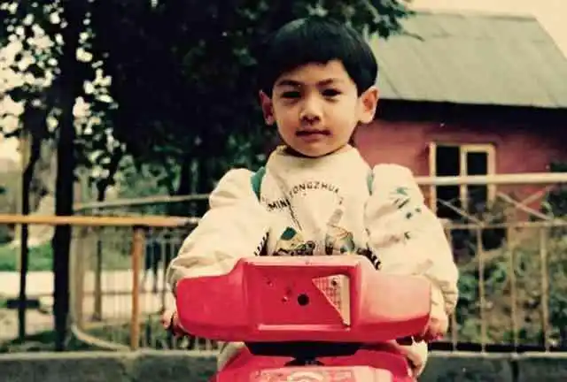 本以为罗云熙小时候够萌了,看到朱一龙童年照才知什么是萌到窒息