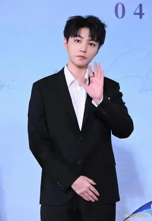 看到"真实镜头"下王俊凯生图照片后,网友直言:太丑了!