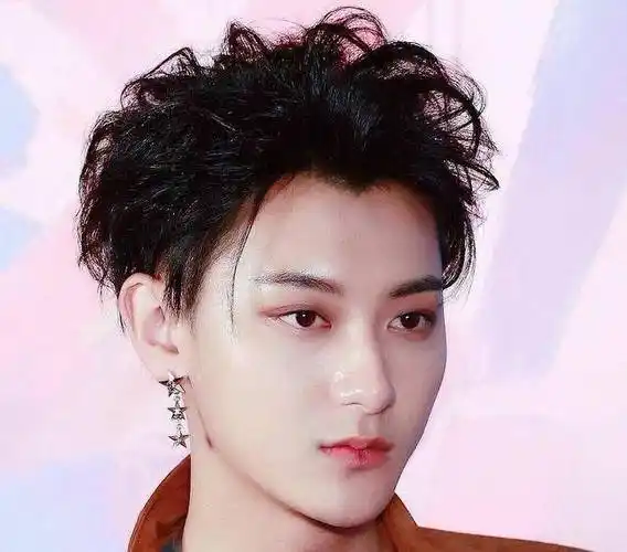 自带美人尖的男星,刘德华更精神,鹿晗心形额头,黄子韬颜值加分_陈冠希