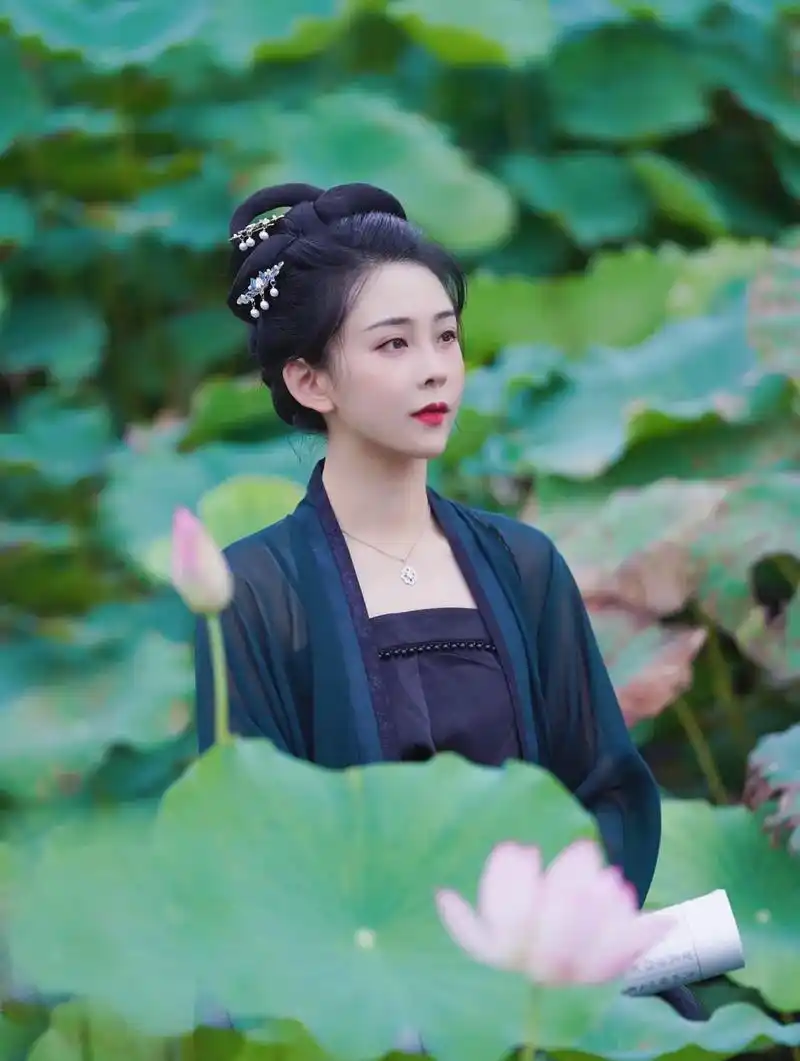 风吹荷花香 但惜夏日长  #图文来了 #荷塘美景  #秭颜  - 抖音