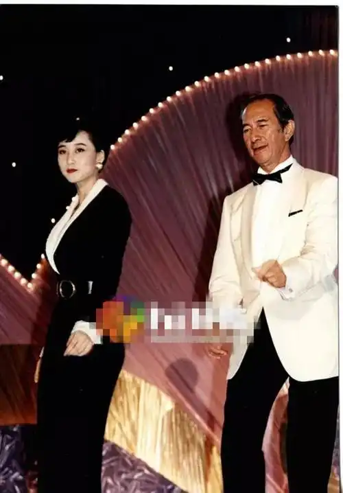 李连杰妻子利智年轻时与赌王跳舞照片,怪不得李连杰爱她到发疯!