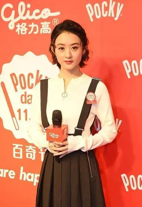 赵丽颖离婚后,穿着打扮好有少女感,百褶裙配短发,妥妥少女范