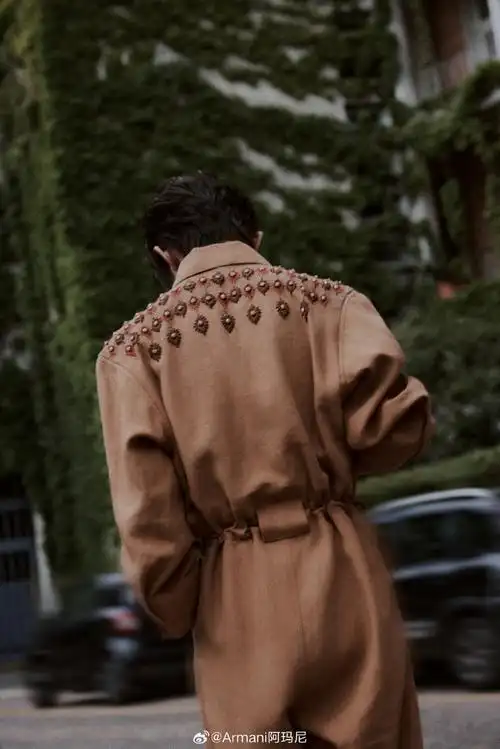 易烊千玺身着 emporio armani 2025春夏男装系列连身裤现身米兰