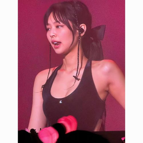 jennie同款刺绣无袖修身外穿背心女性感显胸高腰打底上衣可爱吊带