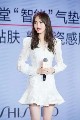 172唐嫣腿太长一万五的连衣裙硬穿成超短裙网友惊艳到我了