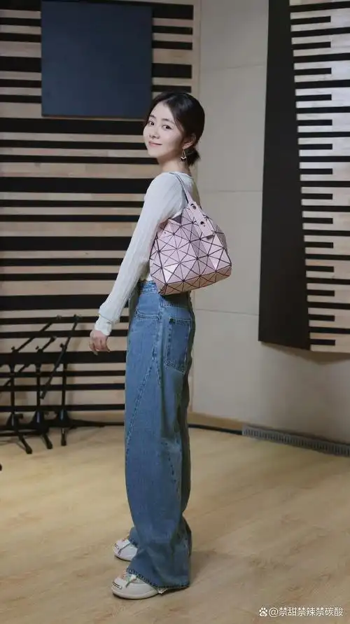 在一次公开亮相中,谭松韵穿着白色衬衫和牛仔裤,展现出了随性舒适的