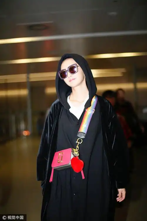 2017年10月20日,上海,张歆艺现身机场.  图片来源:视觉中国/视觉中国