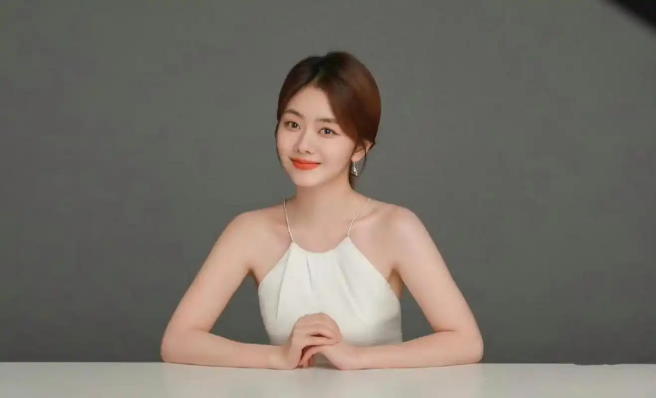 谭松韵这身白色的裙子真漂亮,显得她格外可爱性感.