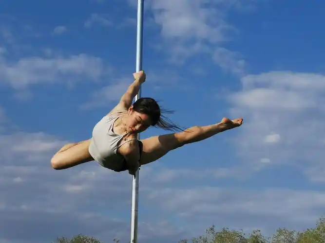 钢管舞小将上官利华坚持钢管舞运动推向大众