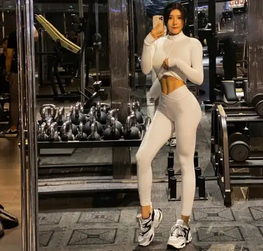 178cm,65kg,健身女网红身材紧致,她的成功之路你也可以效仿