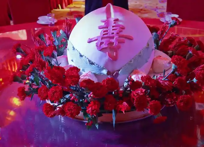 房家家族为老人家举行了隆重的生日宴会,体现了家族的和睦,幸福,快乐