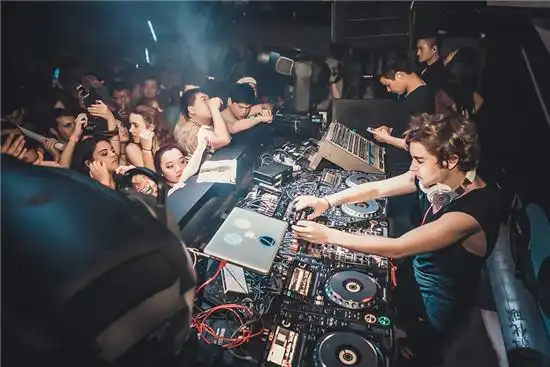 顶级酒吧现场dj打碟图片当然,能学到多少本事,主要就是看你最终会选择