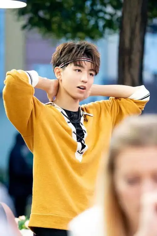 190717王俊凯的橙色系穿搭get夏日清爽男孩