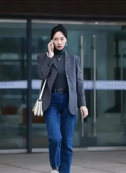 白百何带火了新白领穿搭宽松西装百褶裙时髦高级又洋气