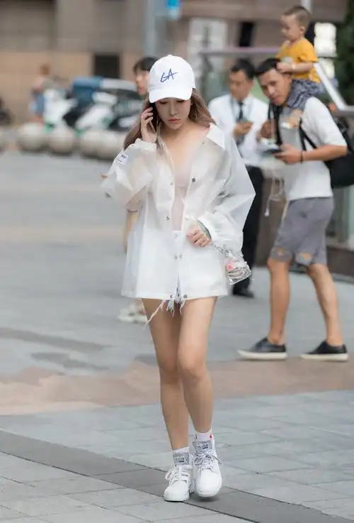 街拍穿透明装的美女身材若隐若现带孩子的小哥哥你该回头了