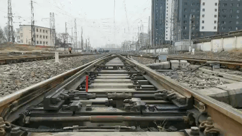 道岔转换完毕后火车就可以从一条轨道转换到另外一条轨道完成转弯啦!