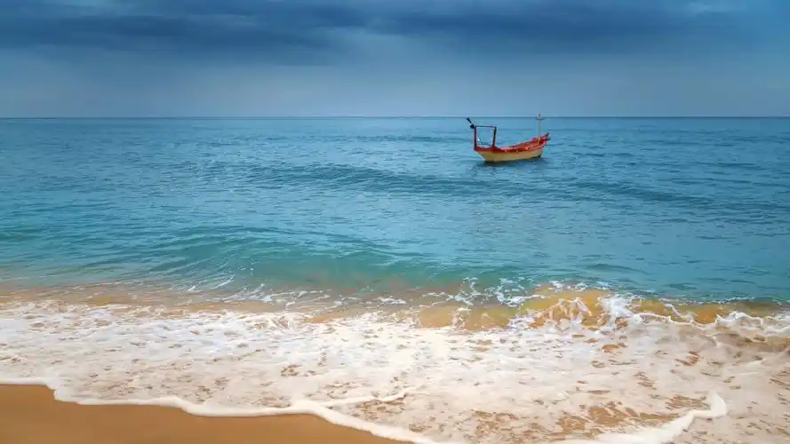 海边飘摇的小船图片