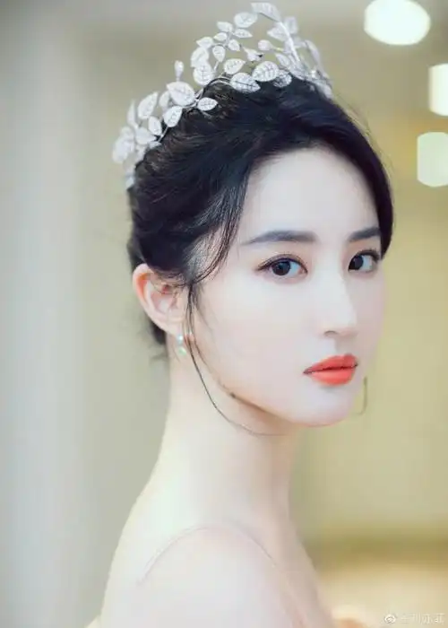 颅顶美人刘亦菲她的天鹅颈也一样优越