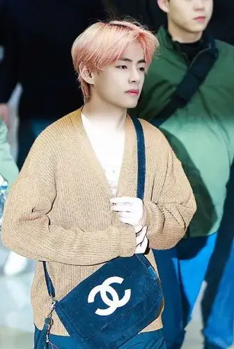 "世首帅"金泰亨机场美照,私服时尚五官精致,真是无可挑剔啊!