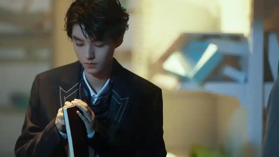 王俊凯精致黑色西装桌面壁纸