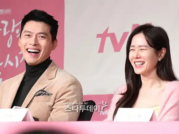 孙艺珍和玄彬同框性感吊带遇上帅气西装太甜蜜了