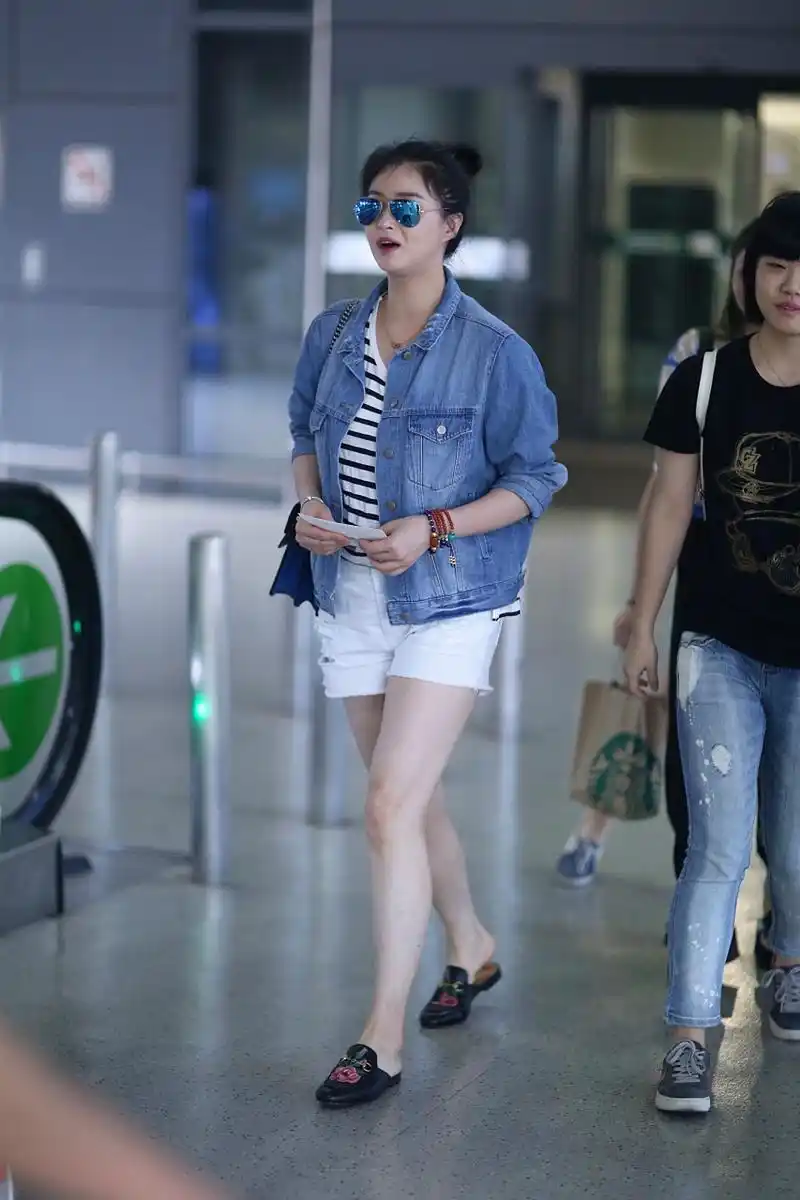 "微胖女神"蒋欣大白腿出行[害羞]#日常穿搭# #性感好身材