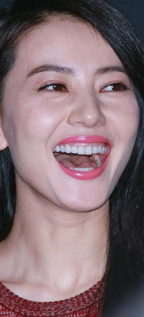 高圆圆告诉你什么叫唇红齿白,白皙皮肤