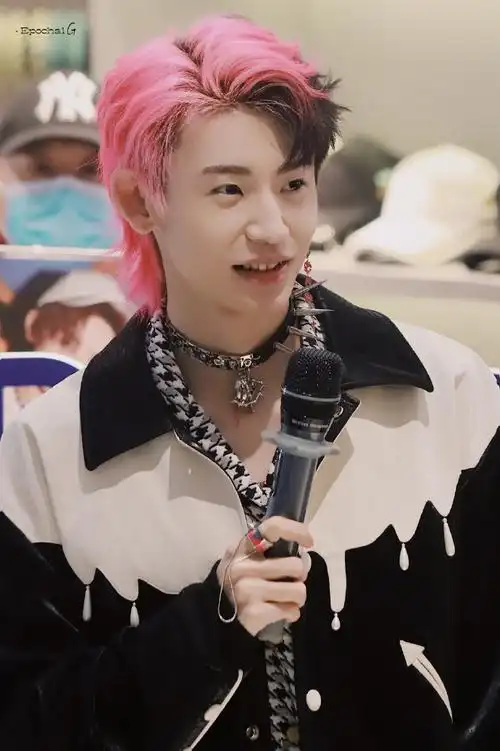 潮酷穿搭,每一次造型都很亮眼@小鬼-王琳凯#小鬼走路像去干架的