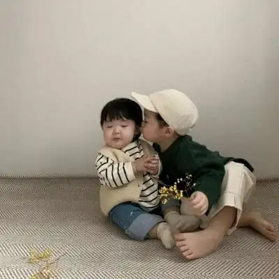 搞怪萌娃情头杂枕头里藏满了发霉的梦梦里注满了无法拥抱的人