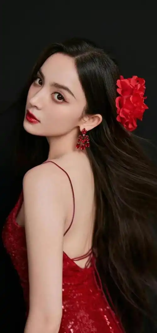 古力娜扎一袭红裙惊艳来袭