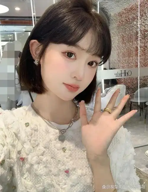 圆脸的女生剪短发其实也是很好看的,圆脸剪短发的长度要讲究一个度