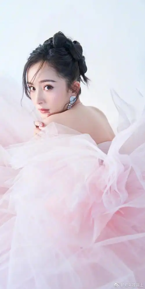 杨幂粉色蝴蝶结仙女裙写真壁纸.