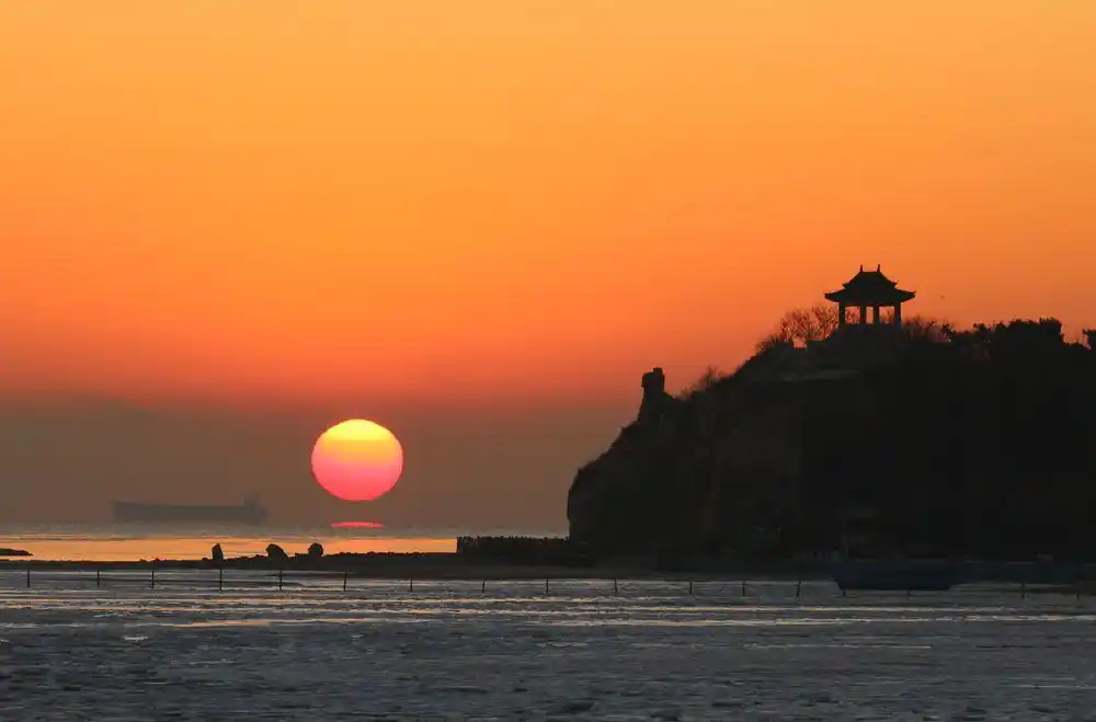 寒冬时节北戴河鸽子窝公园旭日东升美景如画