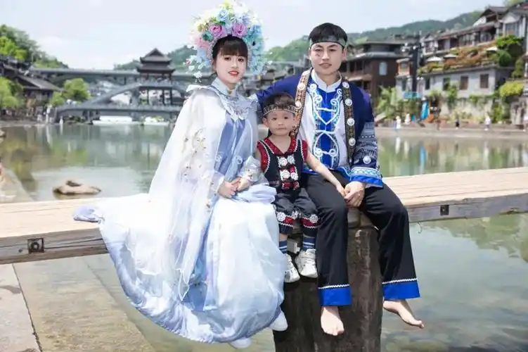 着笑容"我有一个温馨,有爱,幸福的家庭,我喜欢记录,拍全家福的那一刻