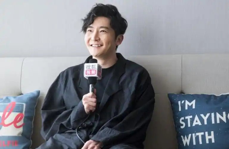 郭京飞实力宠妻,自己拿所有行李,老婆空手走路很潇洒