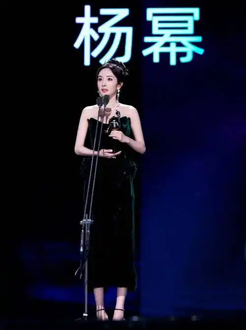 虽然已经37岁了,但是杨幂整个人的状态,看上去却像是20出头,当天亮相