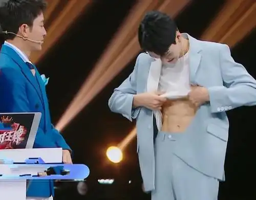 龚俊当众秀腹肌,谁注意关晓彤下意识的反应,网友:鹿晗家教真严