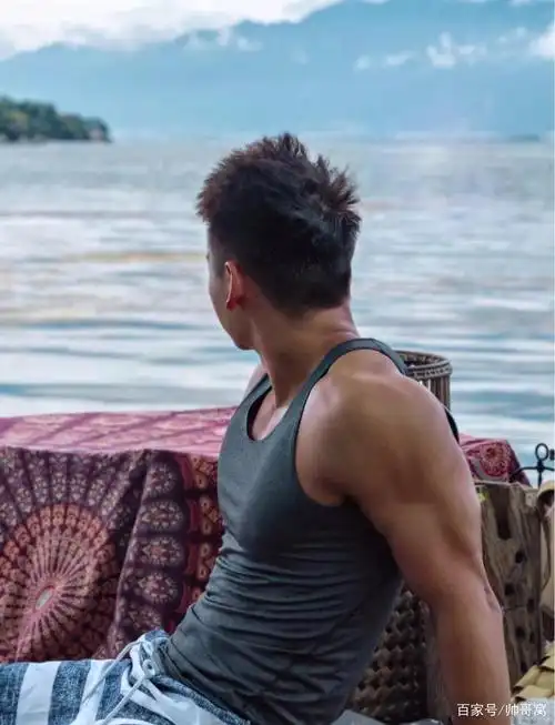 长着一副娃娃脸的95后健身男,虽然身高只有172,但气质却不差!