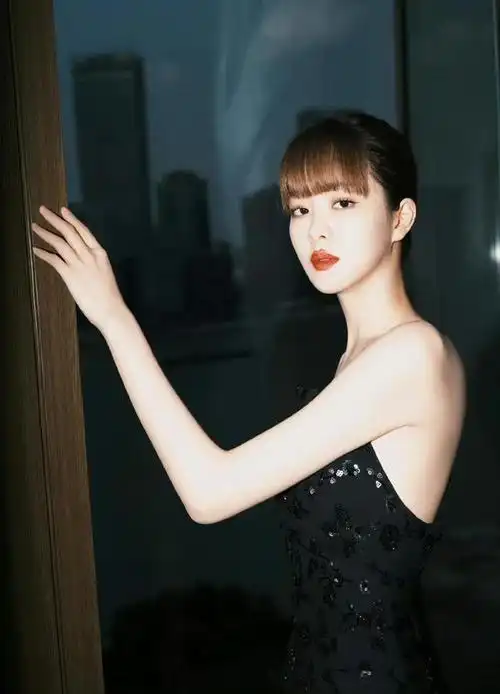 赵尧珂江景大片,美女的肩颈和锁骨好漂亮|齐刘海_网易订阅