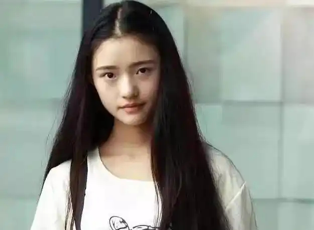 其实林允在刚出道的时候,颜值形象算不上有多出众,顶多气质会给人一种